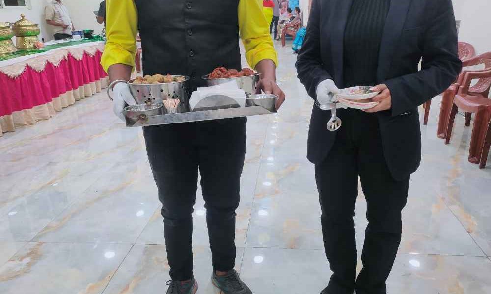 Catering girls serving starters at wedding reception in Kolkata